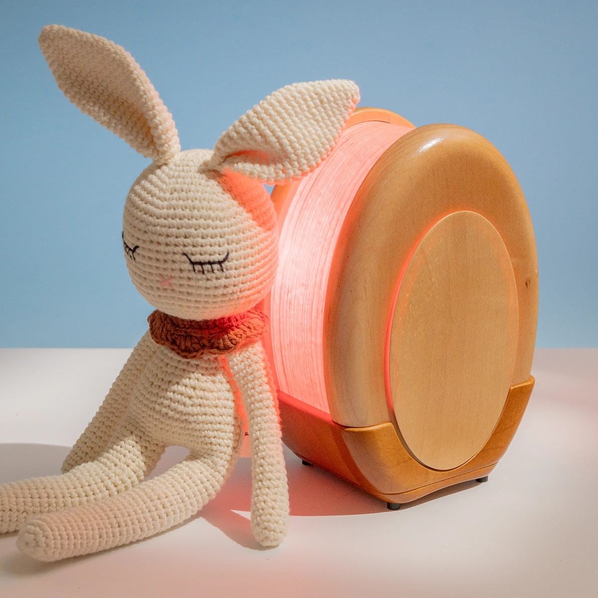 Kulala sleep lamp emitting soft red-spectrum light, developed with a sleep scientist to support restful sleep in babies and young children