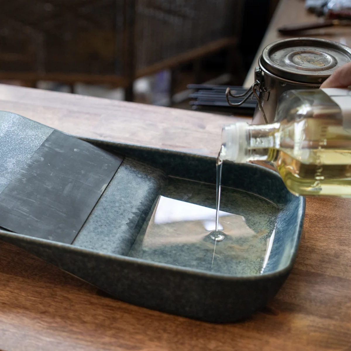 How to use the Savvy brush tray, storing brushes submerged in oil to extend their life