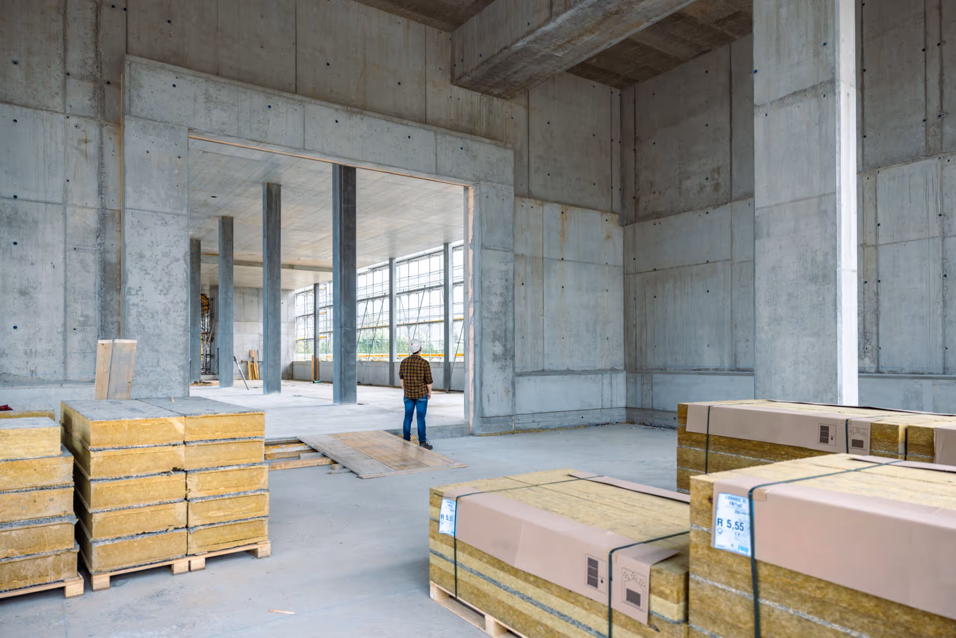 D+S Baustatik - Hochbau Konstruktion Person in grosser Halle