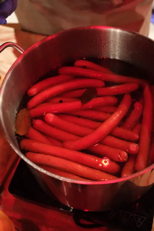 Kokkorv som sjuder i kastrull med vatten, lagerblad och pepparkorn