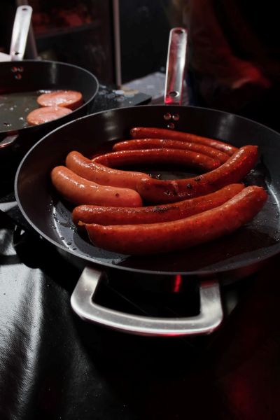 Korv som steks i stekpanna