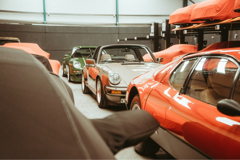 Classic vs supercar storage explained: splitters, batteries, security, tyre care and discreet logistics. See what’s different and what to ask a provider.
