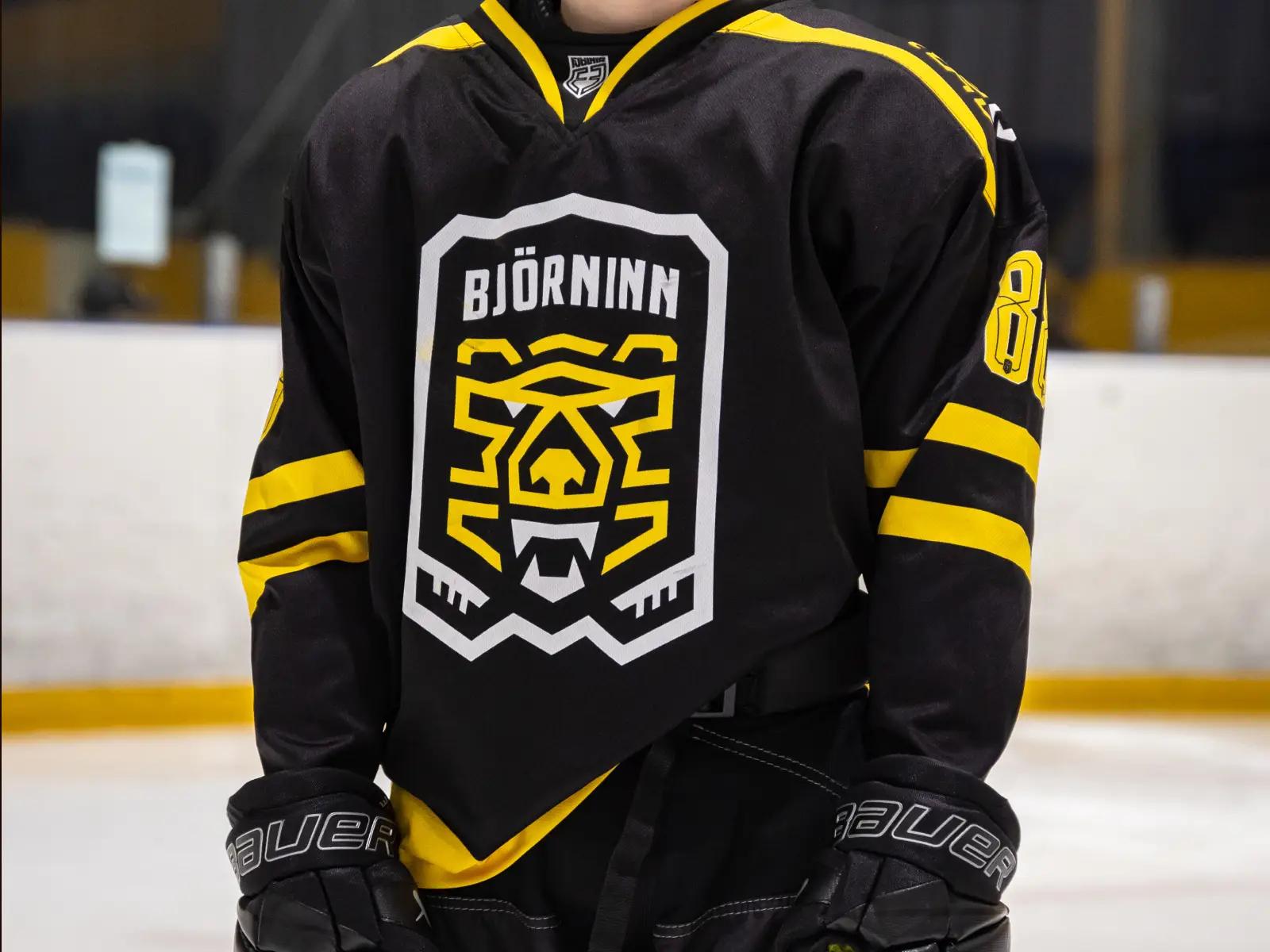 Hockey player wearing a Björninn branded hockey jersey in the hockey rink.