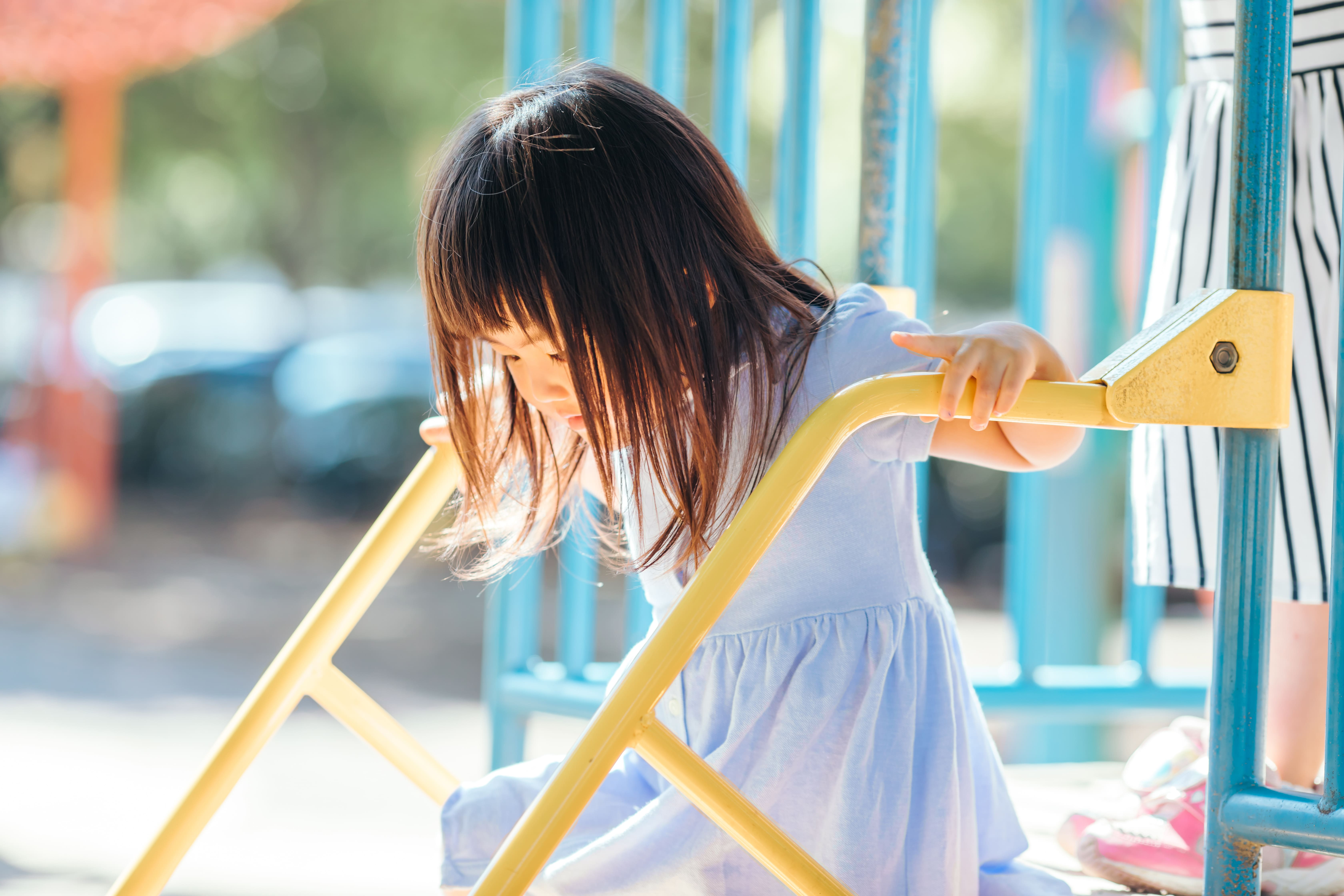 滑り台で遊ぶ子供