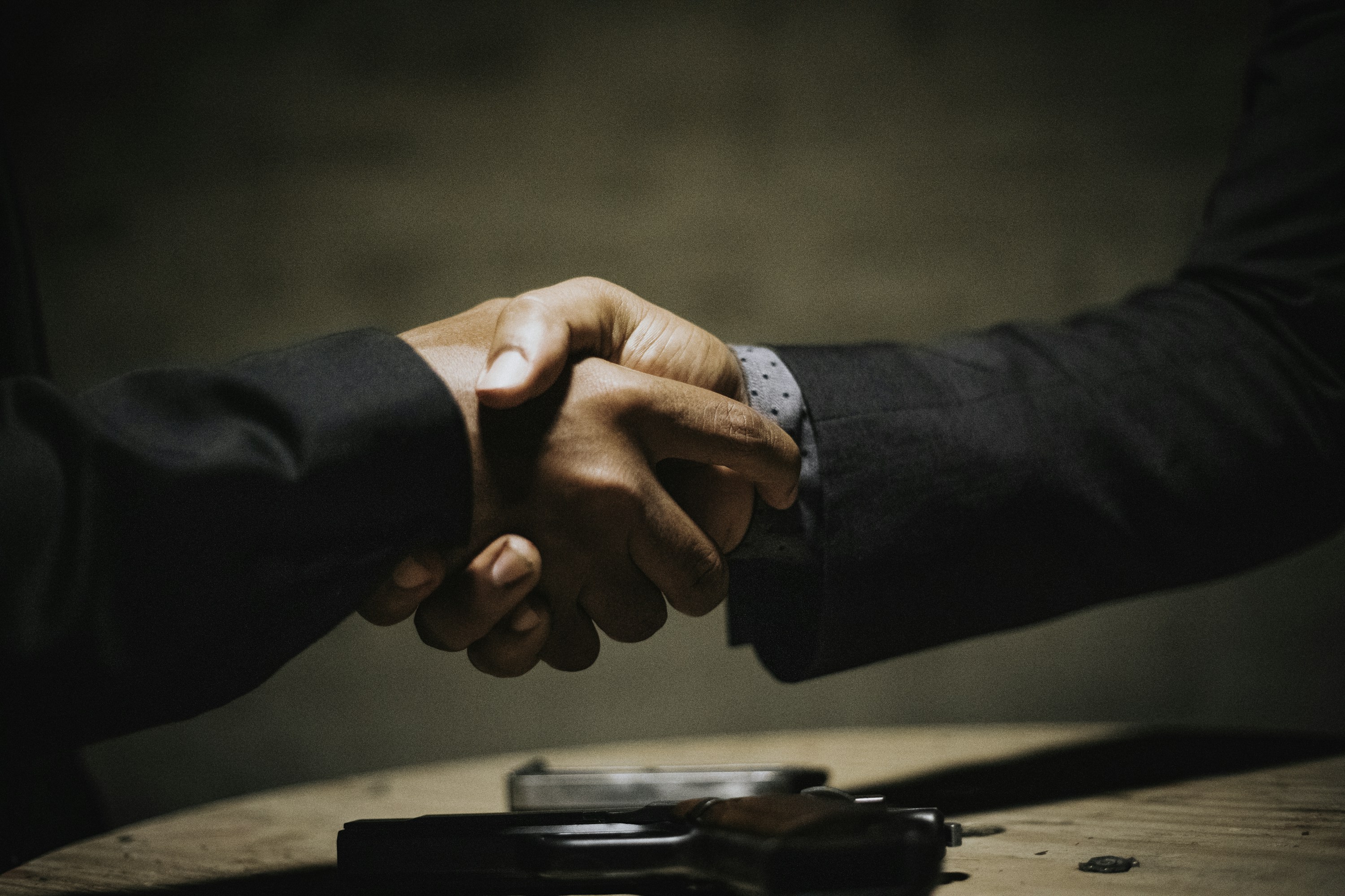 Opportunité d'acquisition M&A — rencontre entre dirigeants sur le marché caché