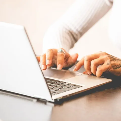 Am Laptop werden passende Keywords fĂĽr die Kampagne gesucht.