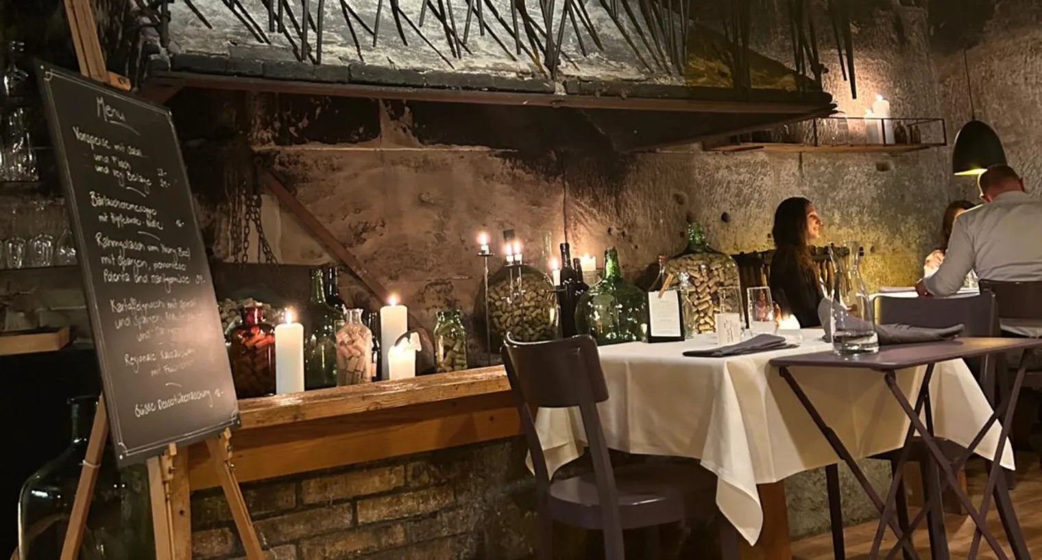 Tafel mit dem Schriftzug Restaurant von der Seite fotografiert