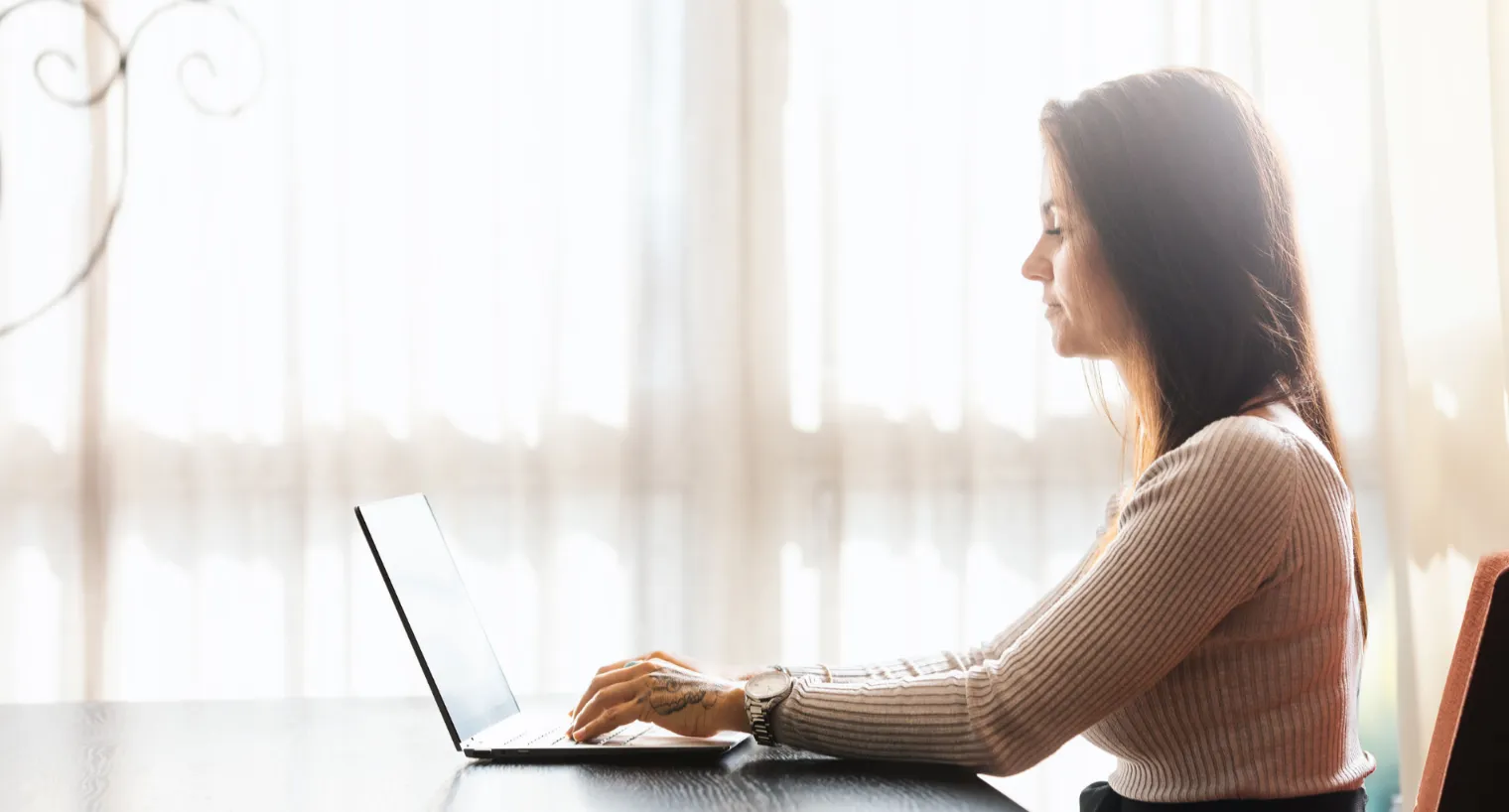 Natascha Weber bei der Arbeit am Computer