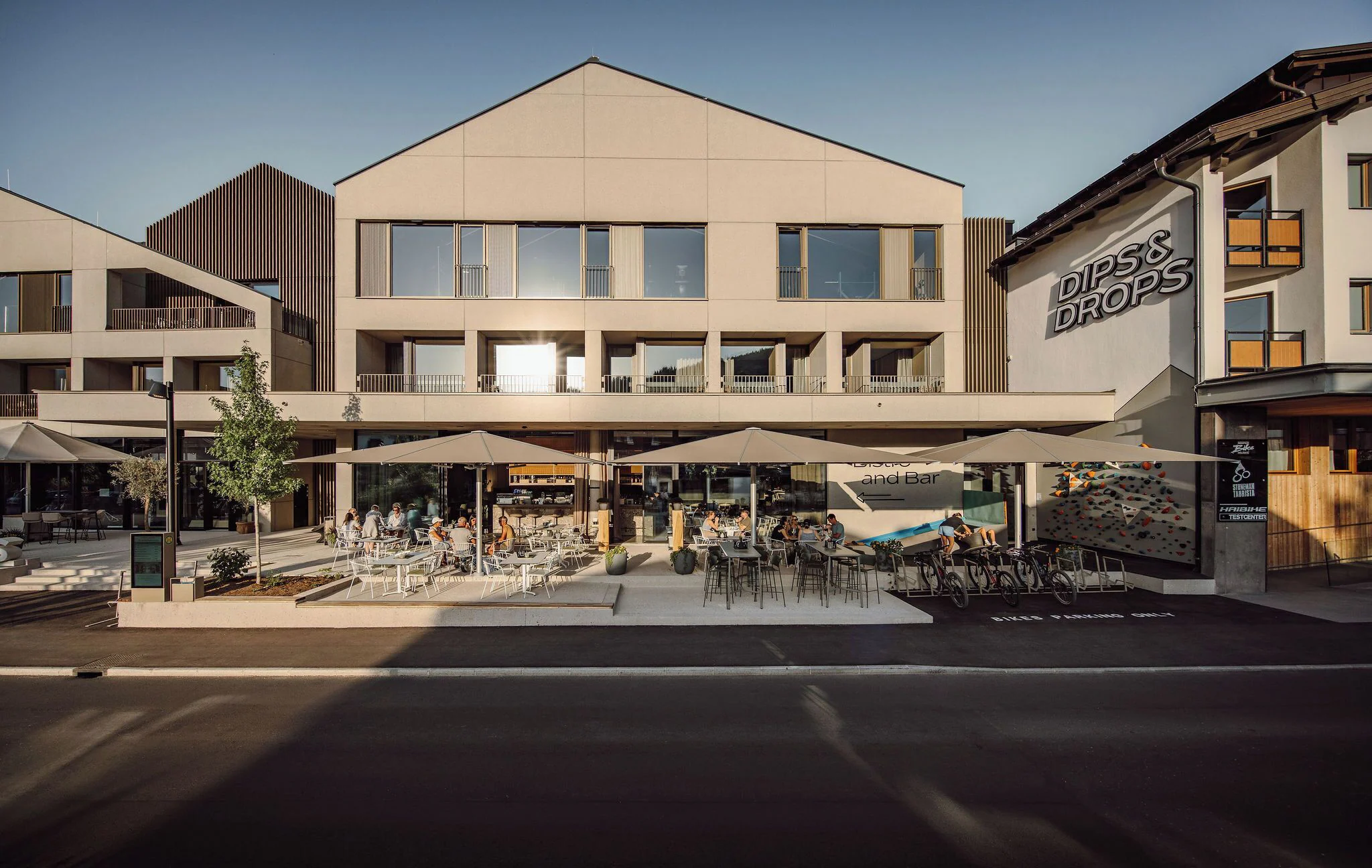 Modernes Berghotel in Flachau – Rooftop Pool, Loft Gym und Pistenzugang im Salzburger Land.