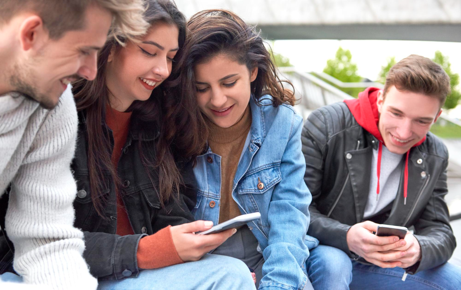 Le président Macron annonce l’interdiction du téléphone portable dans tous les lycées dès 2026, et la régulation des réseaux sociaux avant 16 ans.