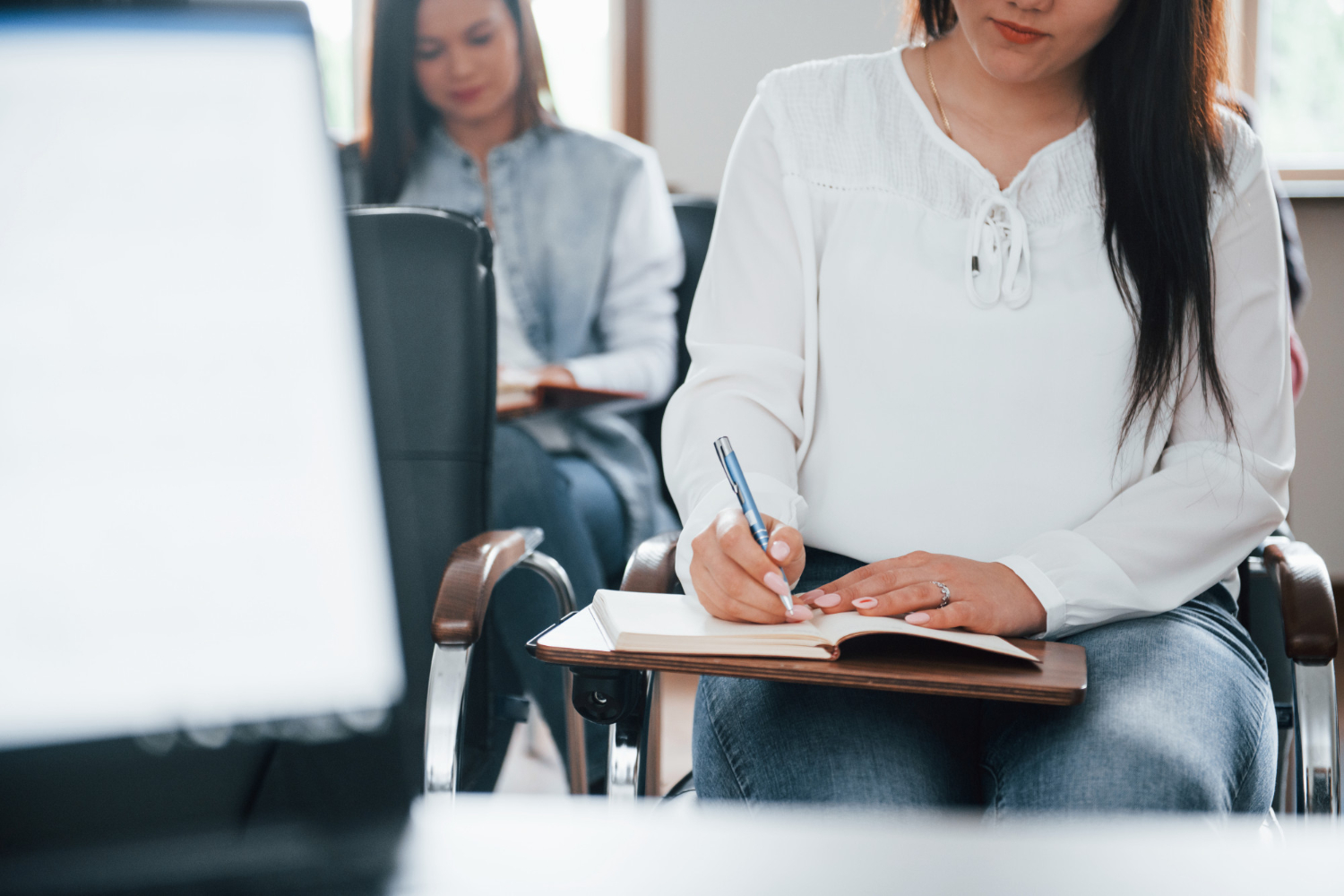 BUT ou bachelor : pourquoi les formations courtes séduisent