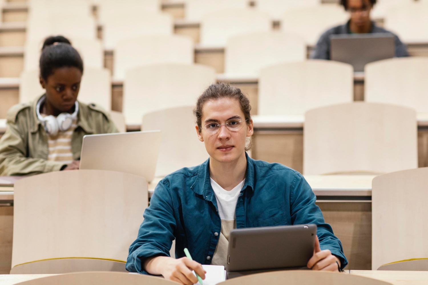 Bientôt des cours d’IA pour les étudiants français ? Le ministre de l’enseignement supérieur favorable à des modules obligatoires de formation à l’IA