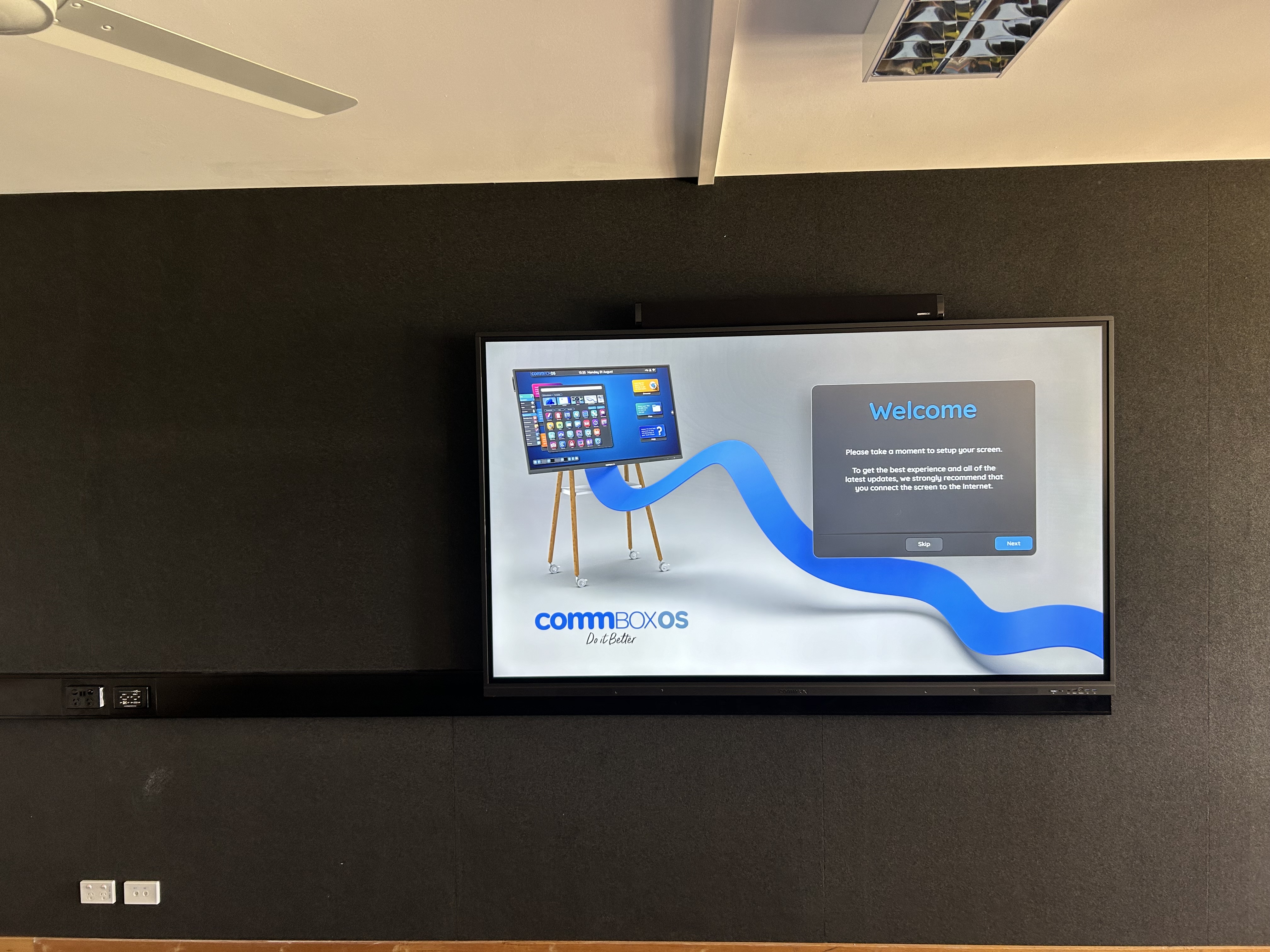  Wall mount screen TV