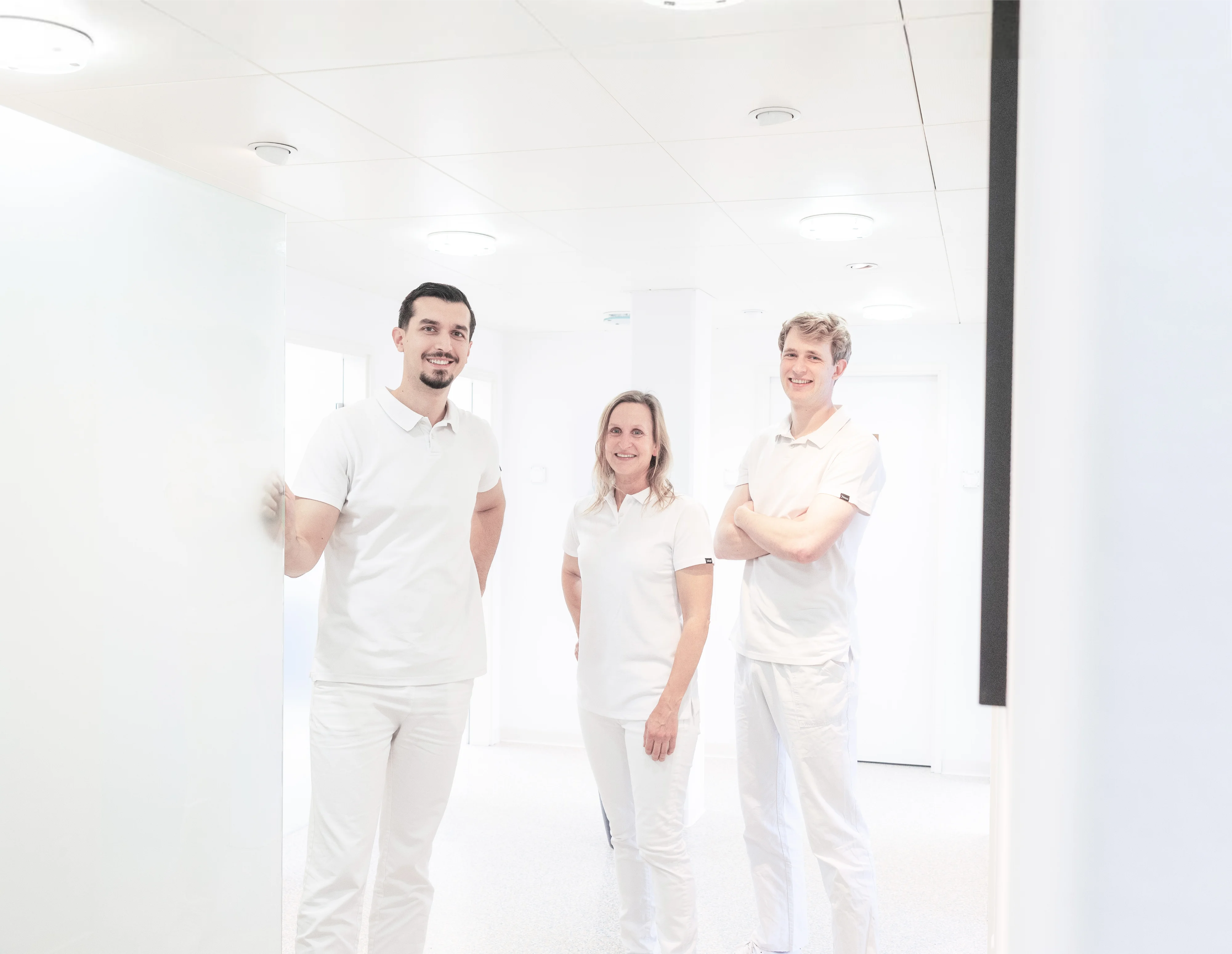 Teambild der Zahnarztpraxis Hinwil mit Dr. Abazi, Dr. Gebauer und Dr. Duschek