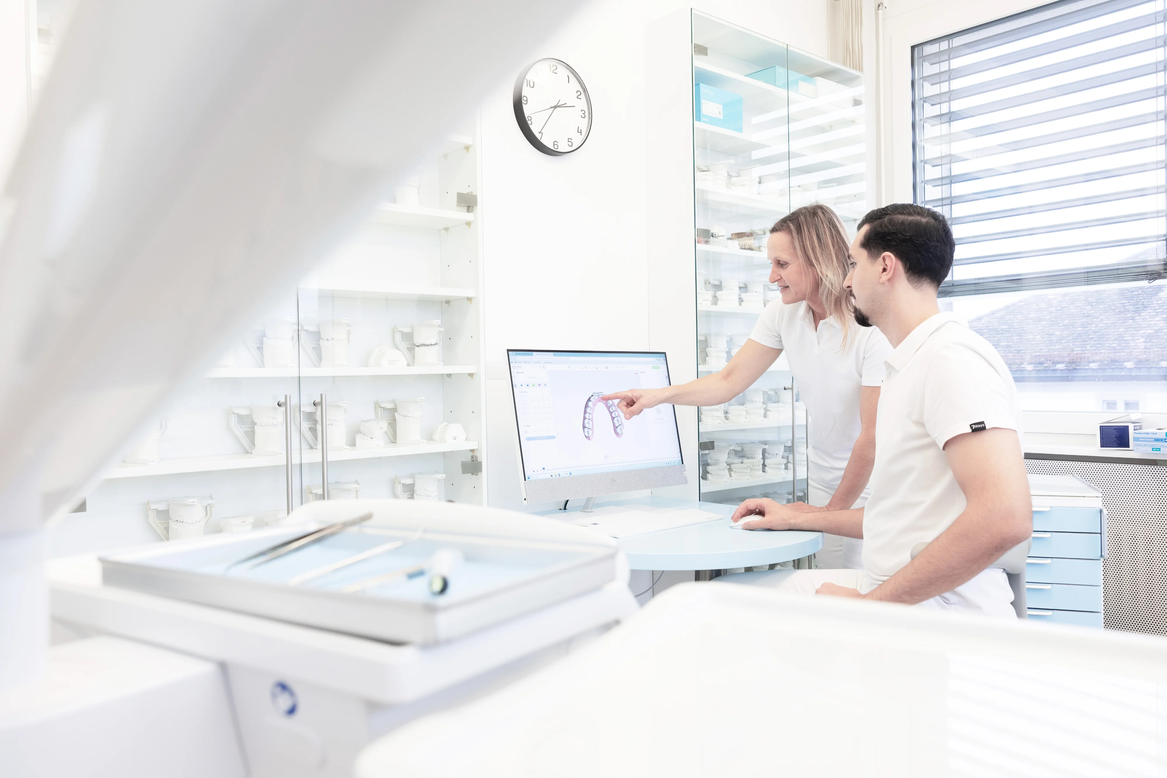 Dr. med. dent. Abazi analysiert Zahnstellung auf dem PC Monitor