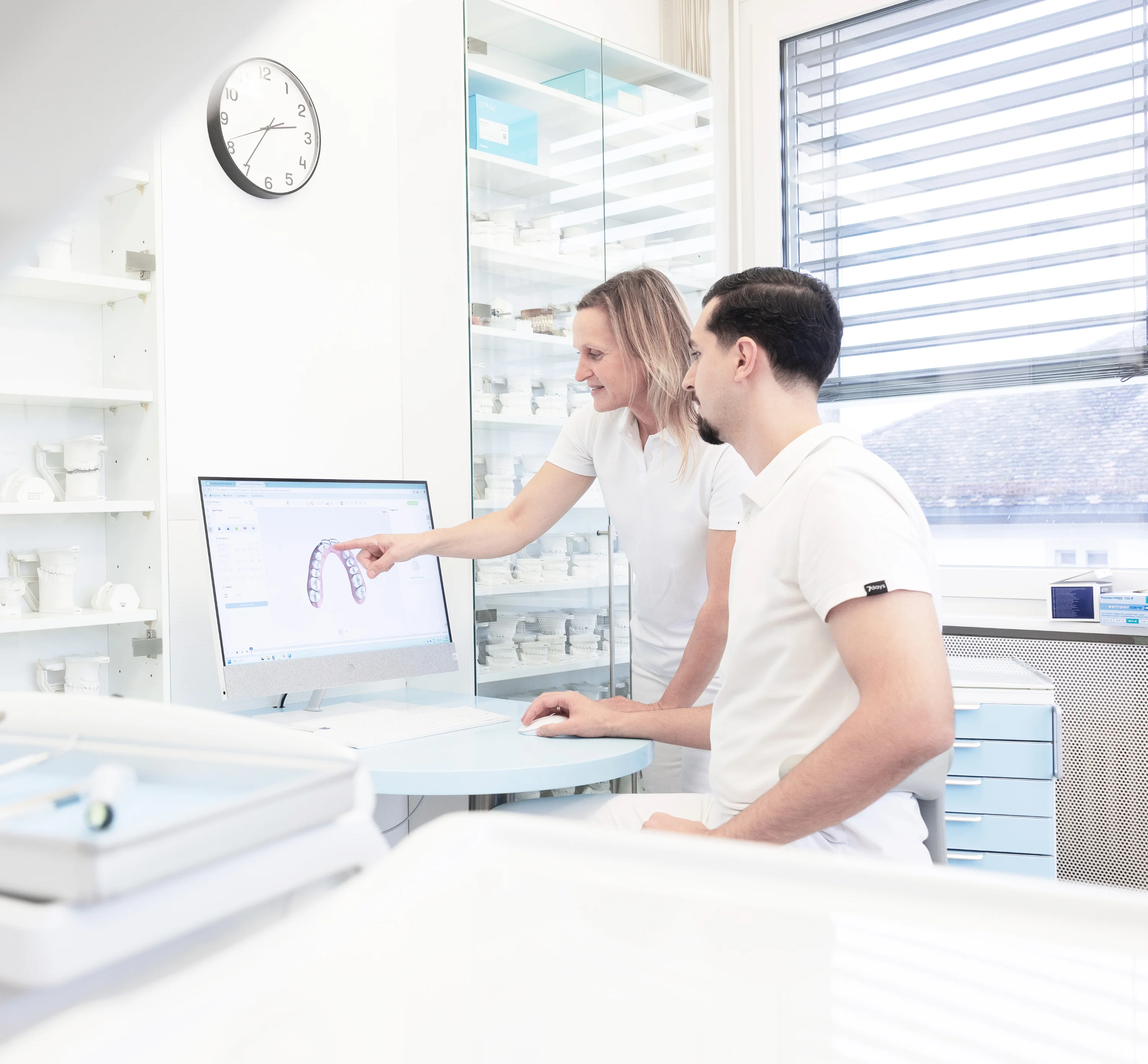 Der Warteraum der Zahnarztpraxis Hinwil