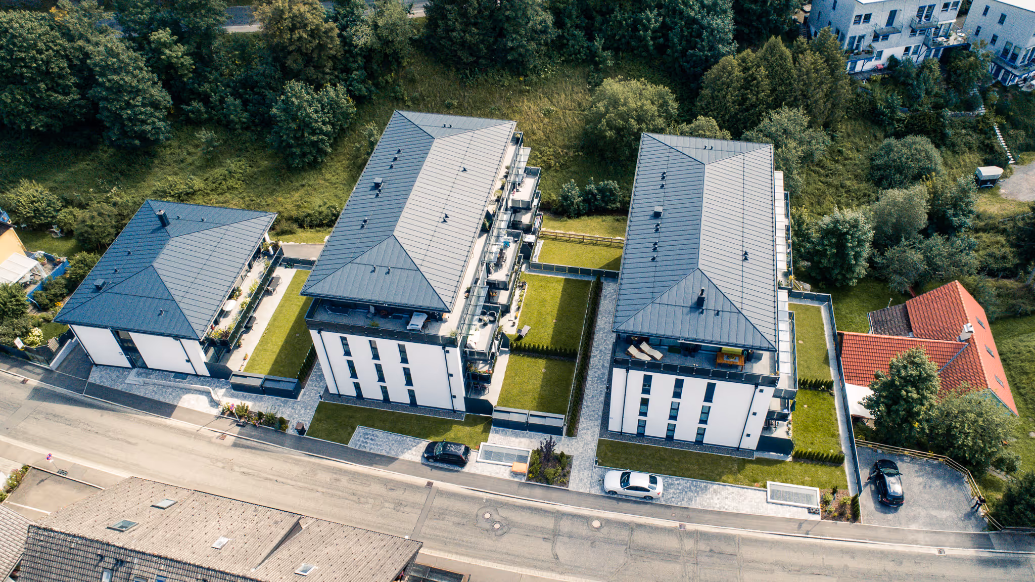 Luftaufnahme der Wohnanlage am Reichenbächle mit drei Wohngebäuden.