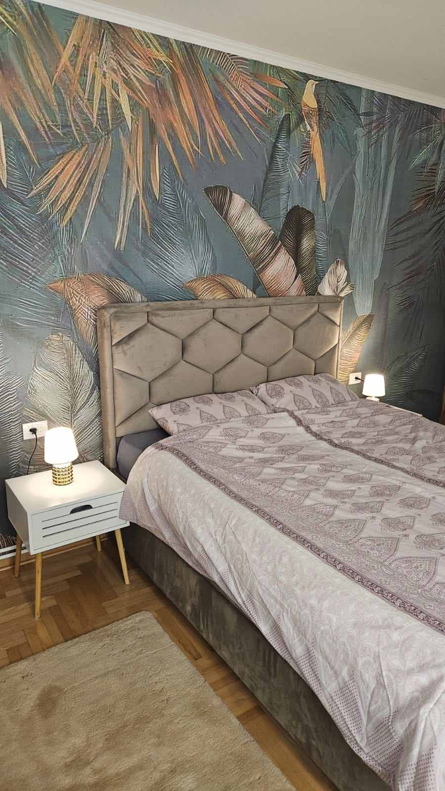 Zelena tapeta koja se savršeno uklapa uz bračni krevez u spavaćoj sobi
