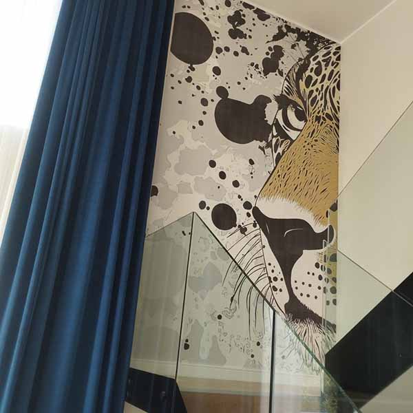 Luksuzna tapeta po želji klijenta postavljena na staklenom stepeništu