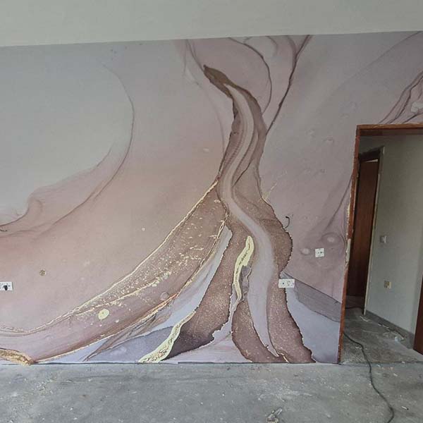 Završena montaža mermerne tapete u nedovršenom dnevnom boravku
