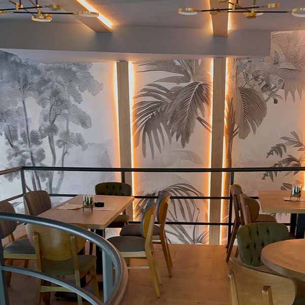 Uspešno postavljena reljefna boho tapeta na stepenicama kafića u Beogradu.