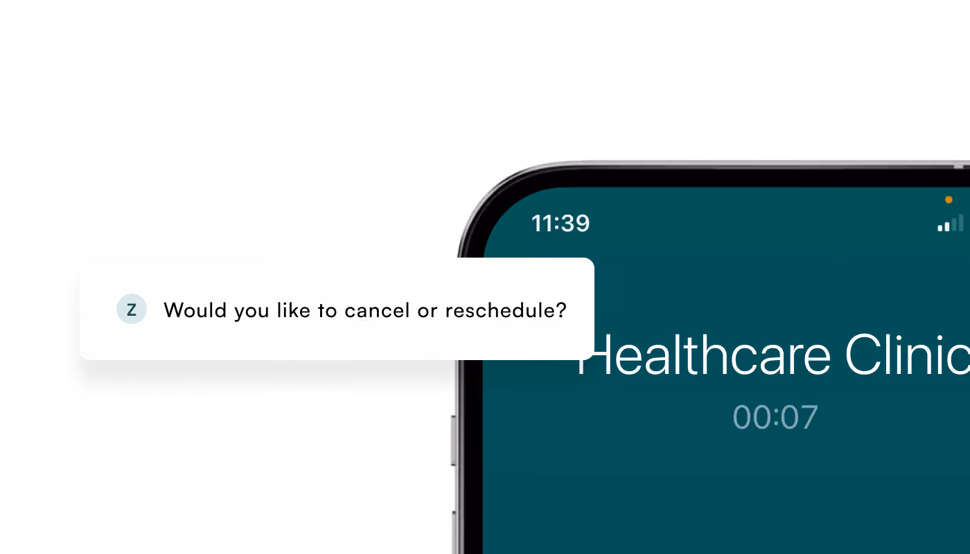 Mobilskärm visar ett pågående samtal med en vårdklinik och en chattbubbla frågar om användaren vill avboka eller boka om.
