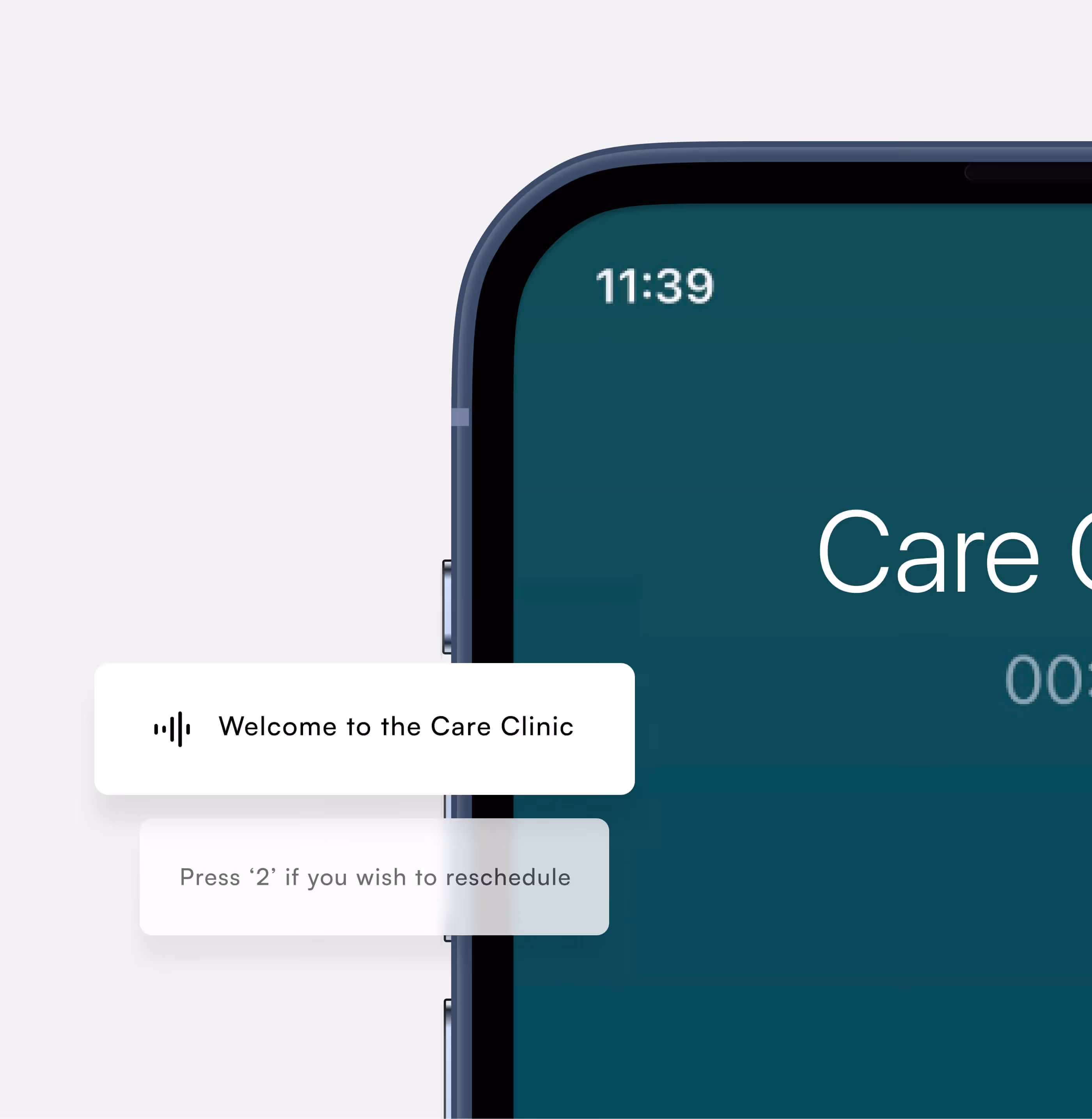 Närbild på en mobilskärm som visar ett samtal med Care Clinic och med meddelandet 'Välkommen till Care Clinic' och instruktion att trycka '2' för att boka om.