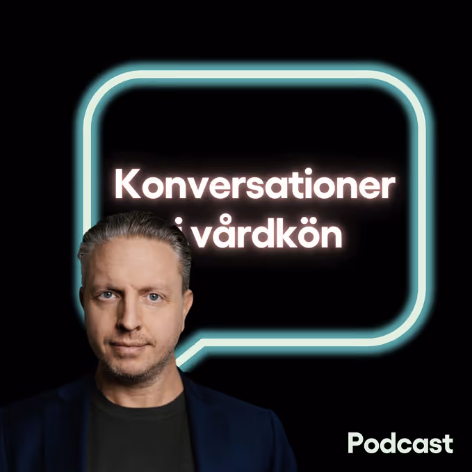 Man med ljus hy och kort gråaktigt hår framför en talbubbla med texten Konversationer i vårdkön och ordet Podcast i nedre högra hörnet.