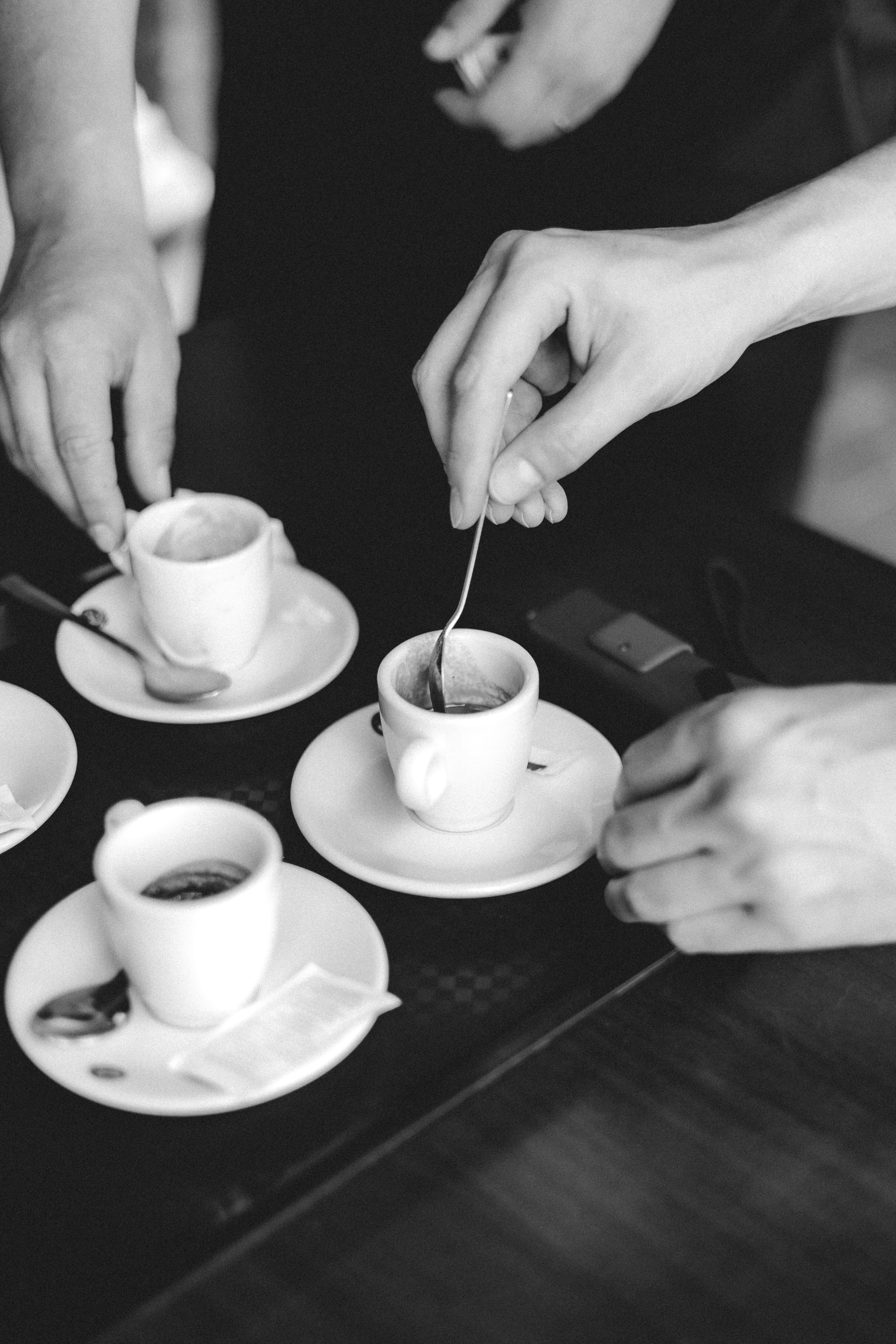 Gemeinsame Kaffeepause mit kleinen Espressotassen, Schwarz-Weiß