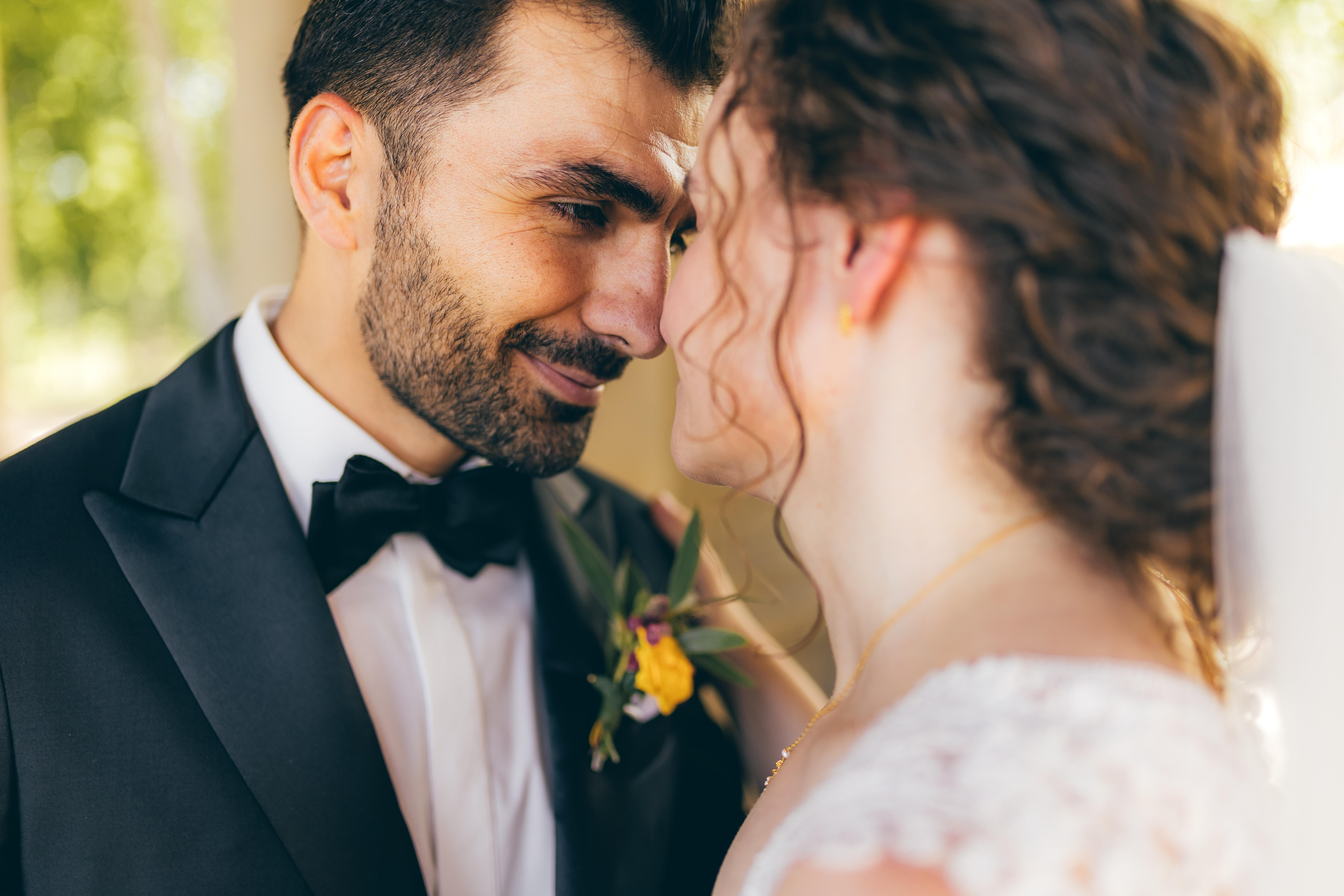 Intimer Moment eines Brautpaares bei einer persisch-sardischen Hochzeit im Wiesengrund zum Feiern in Stuttgart