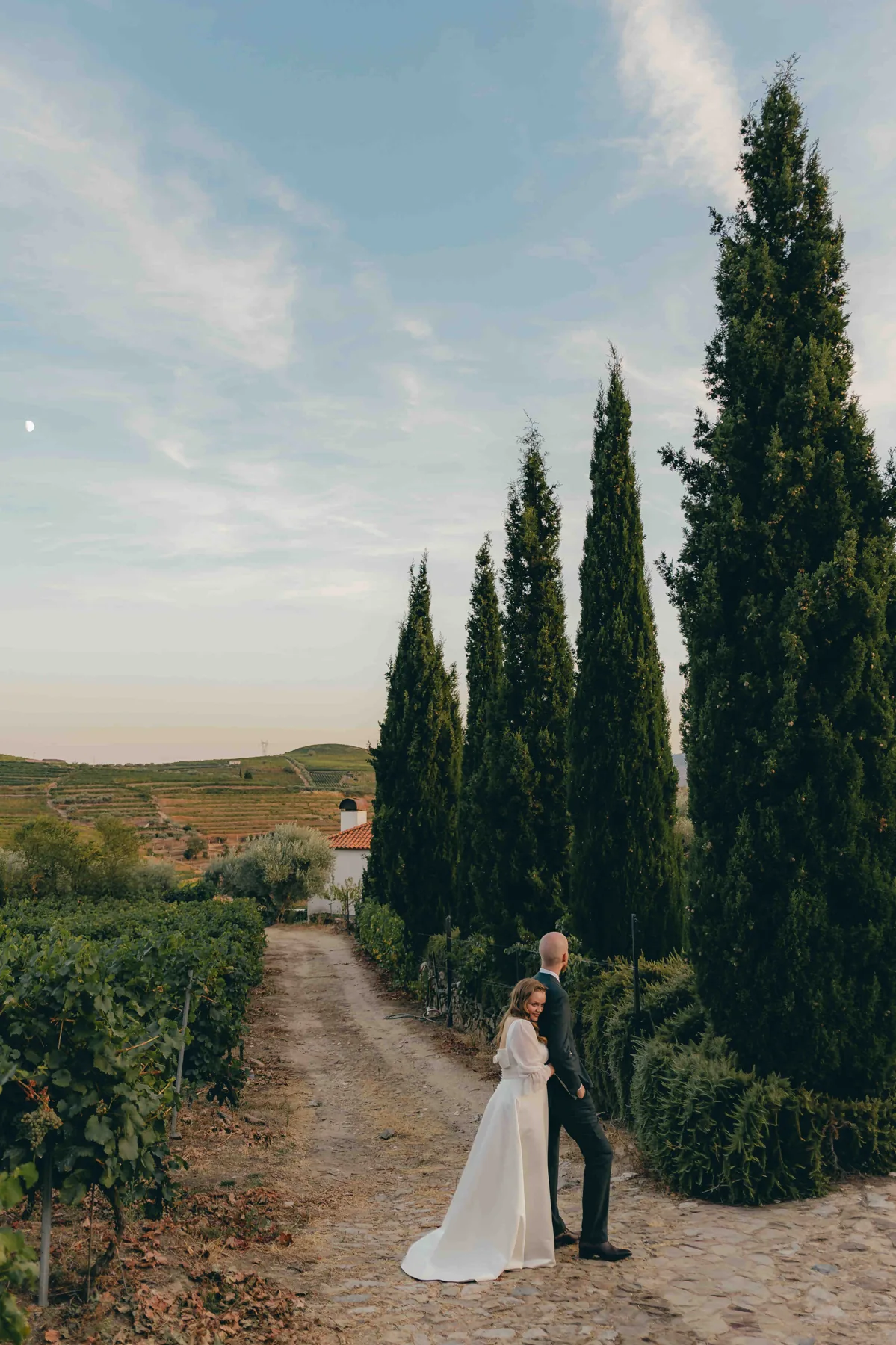Melissa und Anders auf einem Weg zwischen Zypressen im Douro Valley in Portugal.