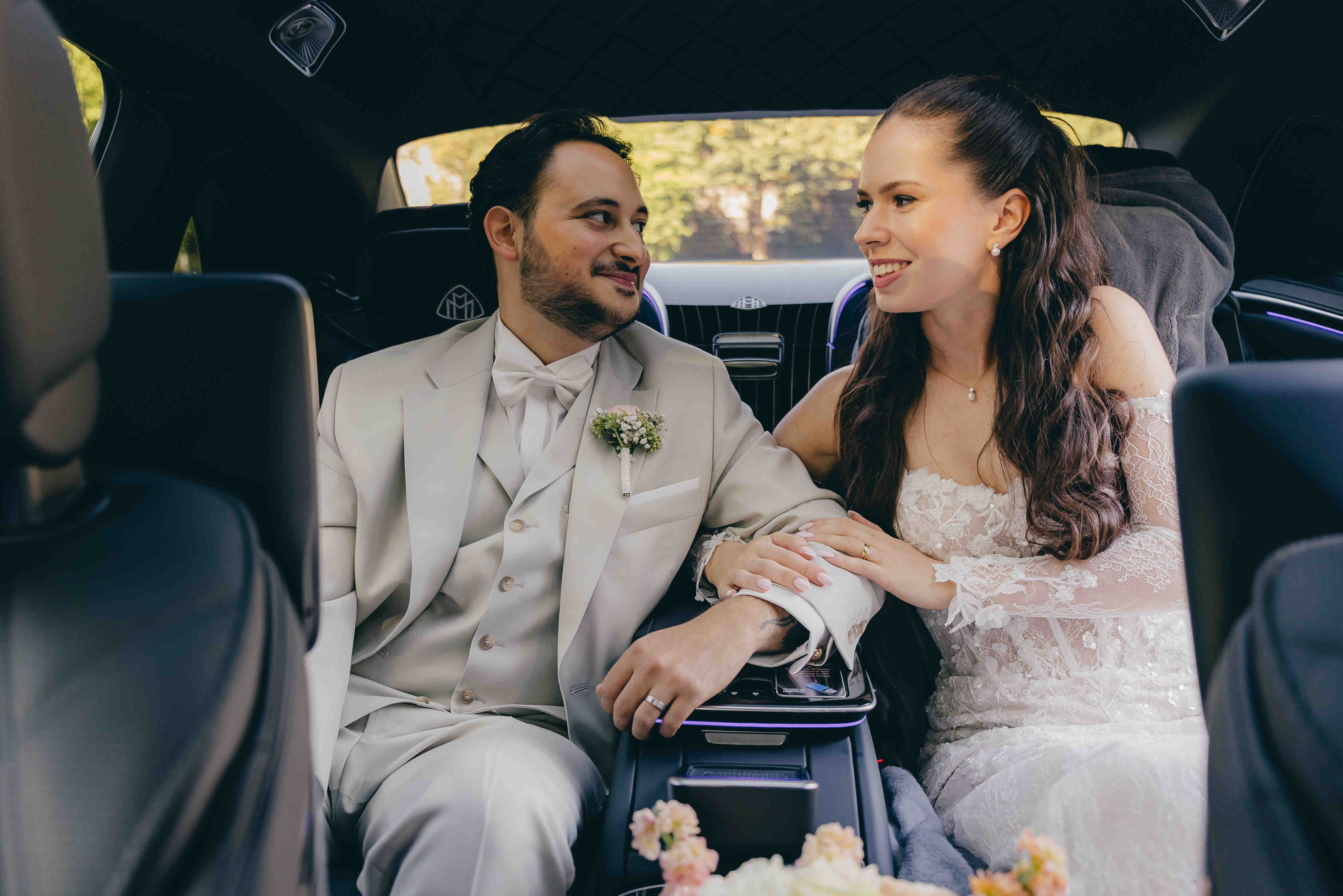 Lea und Cem im Auto auf dem Weg zum nächsten Teil ihres Hochzeitstags.