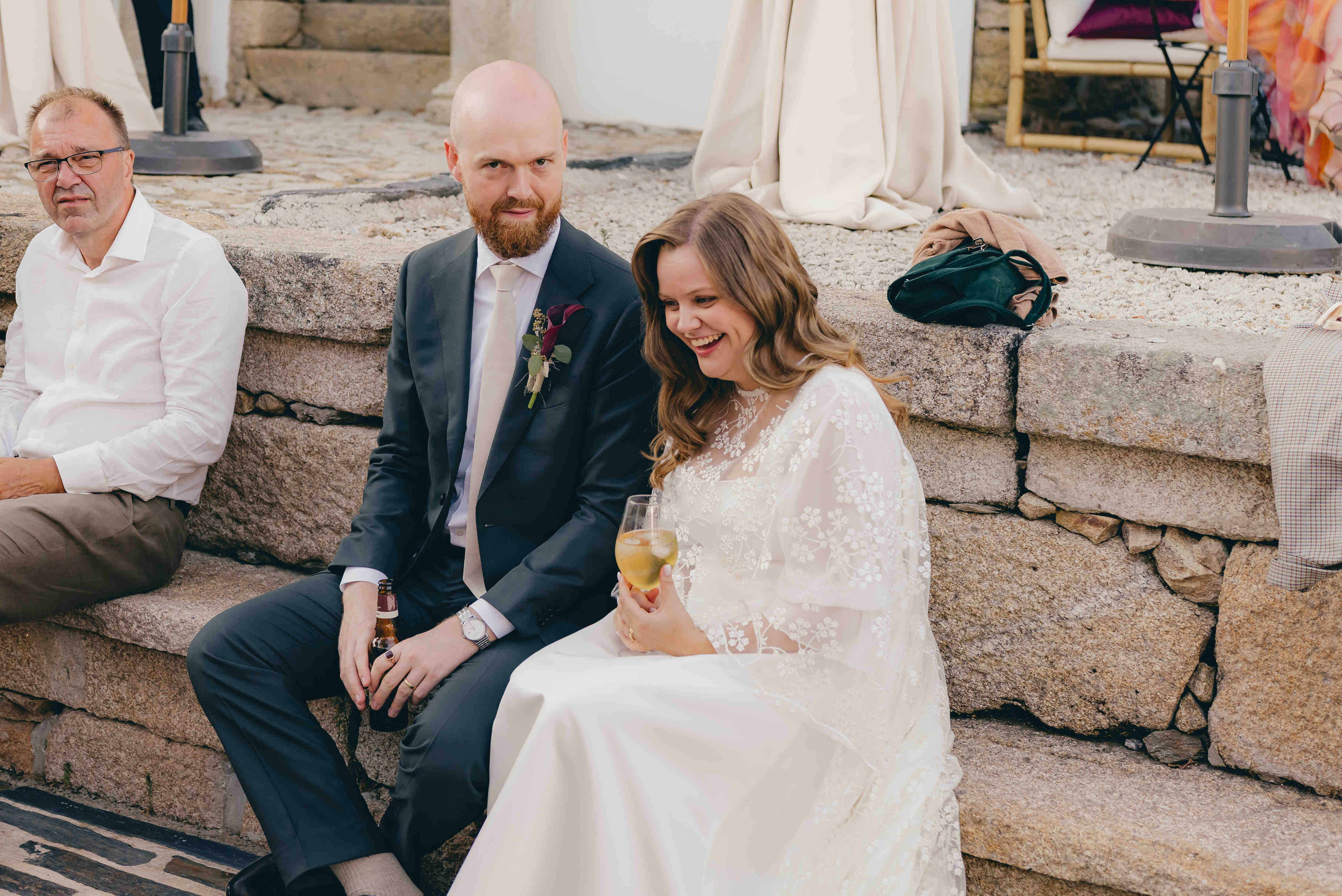 Melissa und Anders hören einem Beitrag ihrer Gäste auf der Treppe zu.
