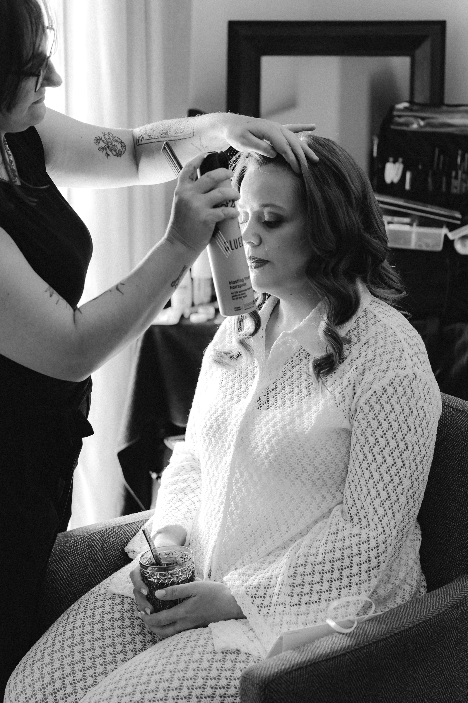 Die letzten Handgriffe beim Styling von Melissa, fotografiert in Schwarzweiß.