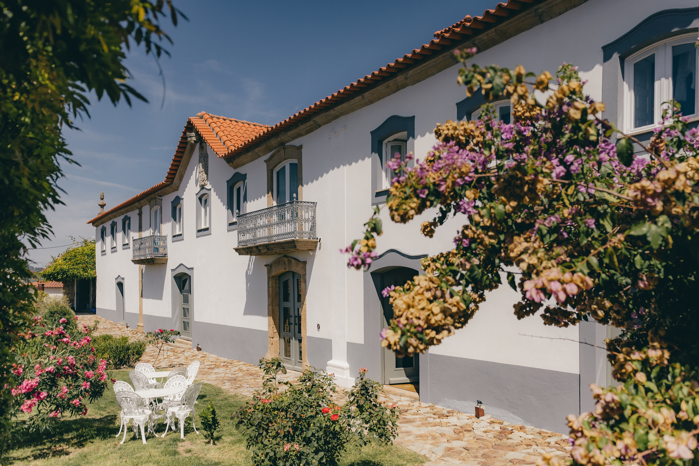 Portugiesische Fassade mit Bougainvillea