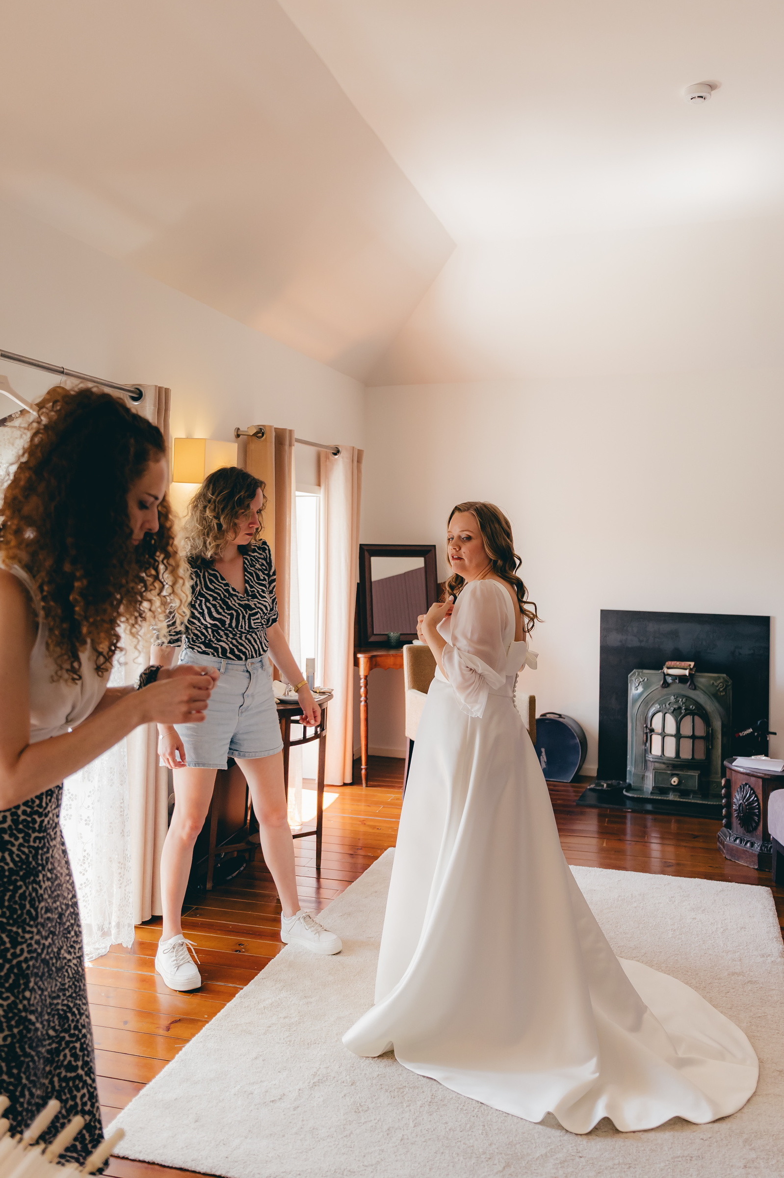 Melissa beim Anziehen ihres Brautkleids