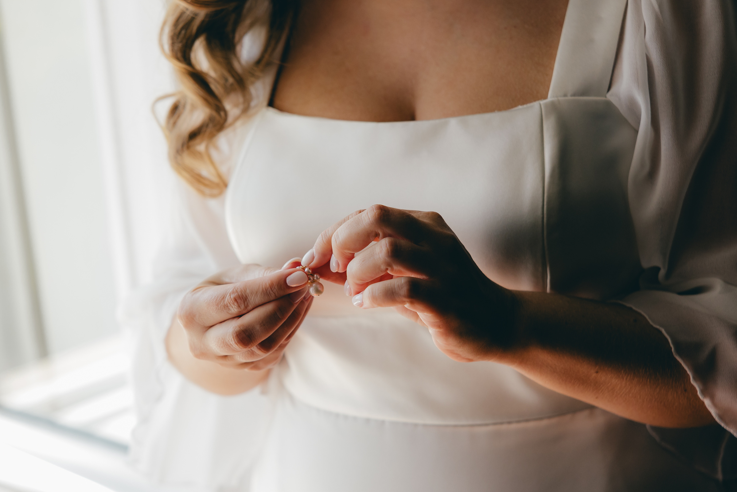 Hände und Brautkleid im Detail