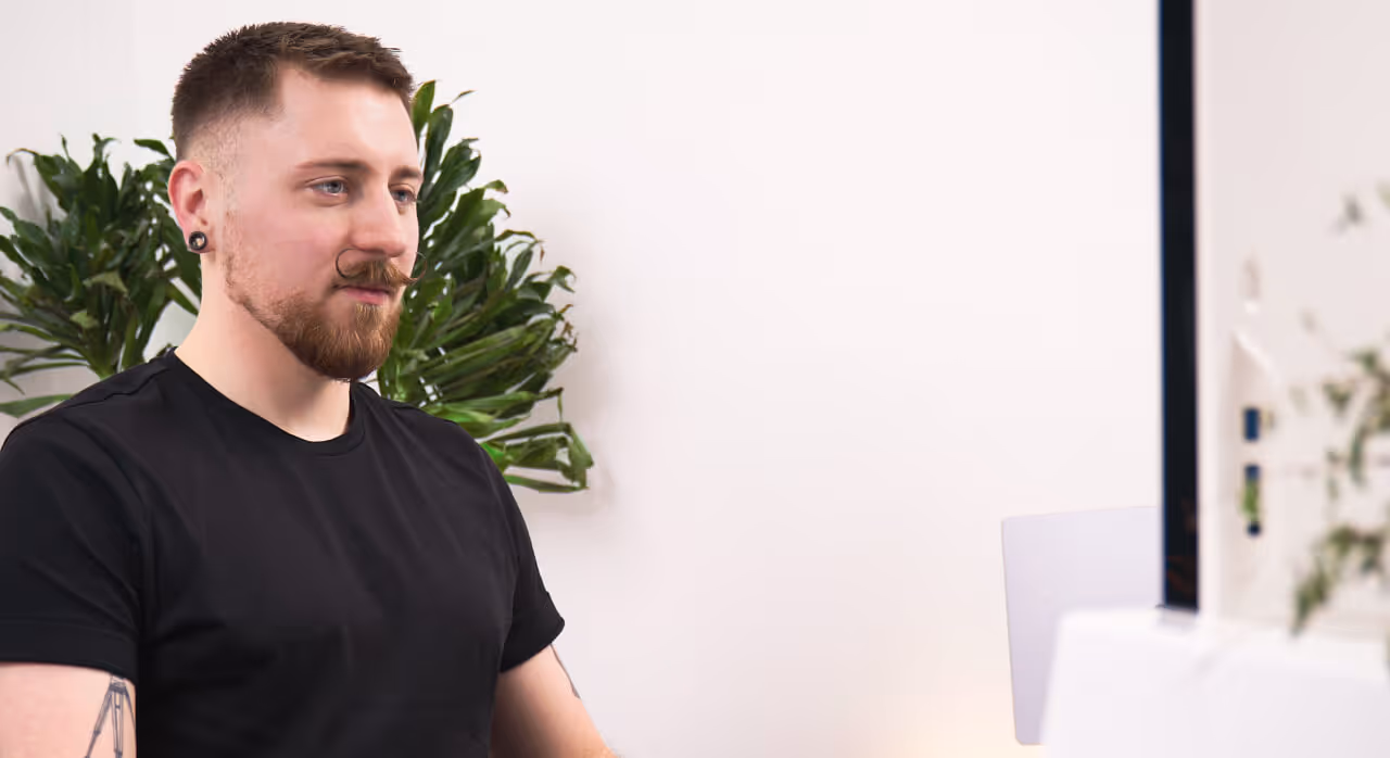 Webflow Experte und Freelancer Max Weber am Arbeiten am PC