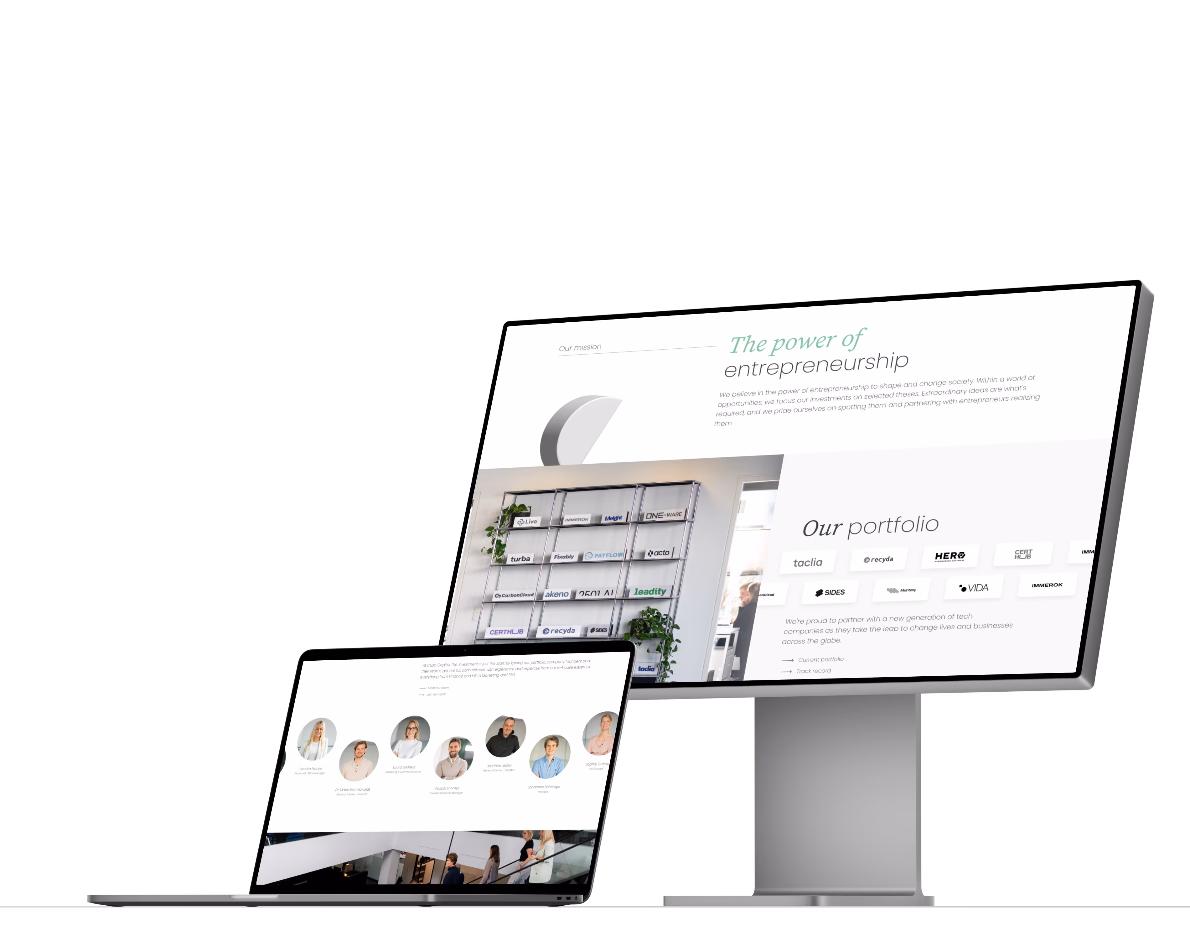 Monitore zeigen eine Webseite mit Schwerpunkt auf Unternehmertum, Portfolio und Teamfotos, vom Webflow entwickler Max Weber