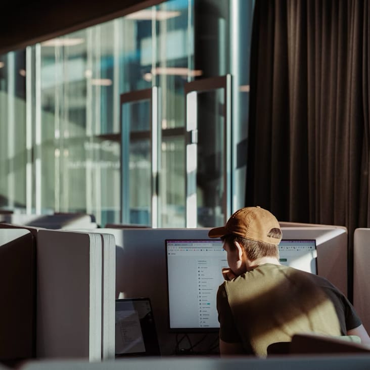 Illustrasjon som viser AEO i Webflow-plattformen.