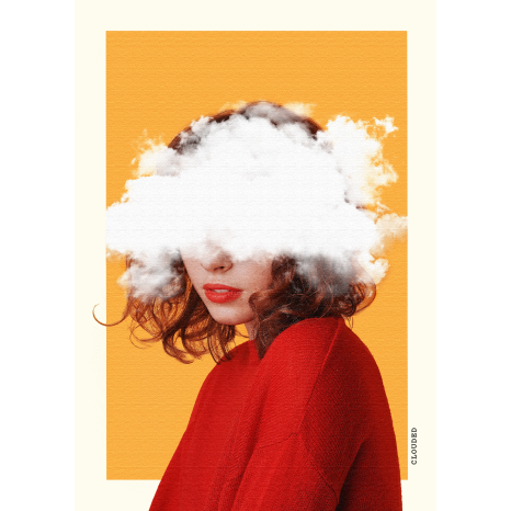 Portret van een vrouw met wolken voor haar ogen