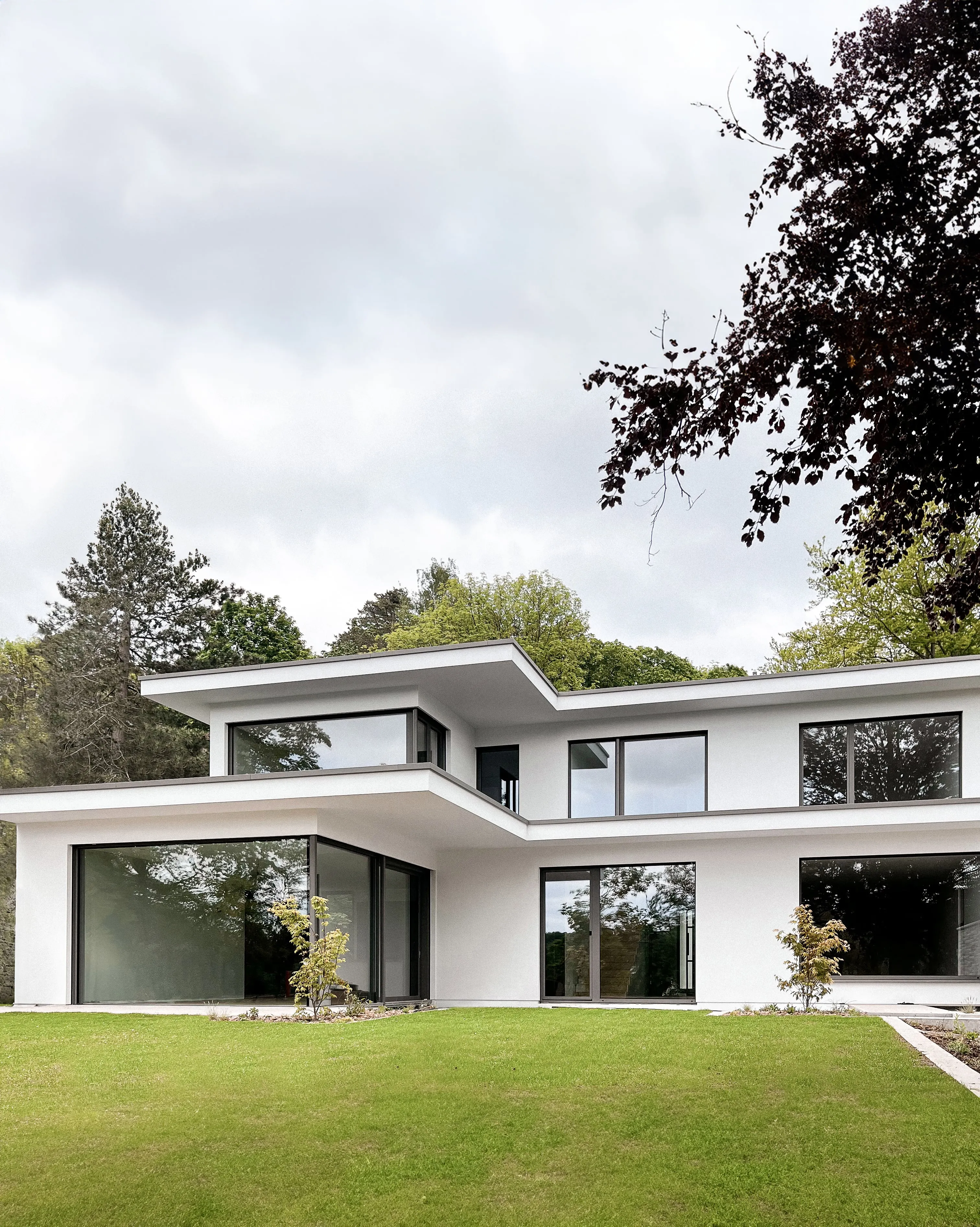 Neubau einer Villa auf einem Waldgrundstück mit Blick über Ostwestfalen