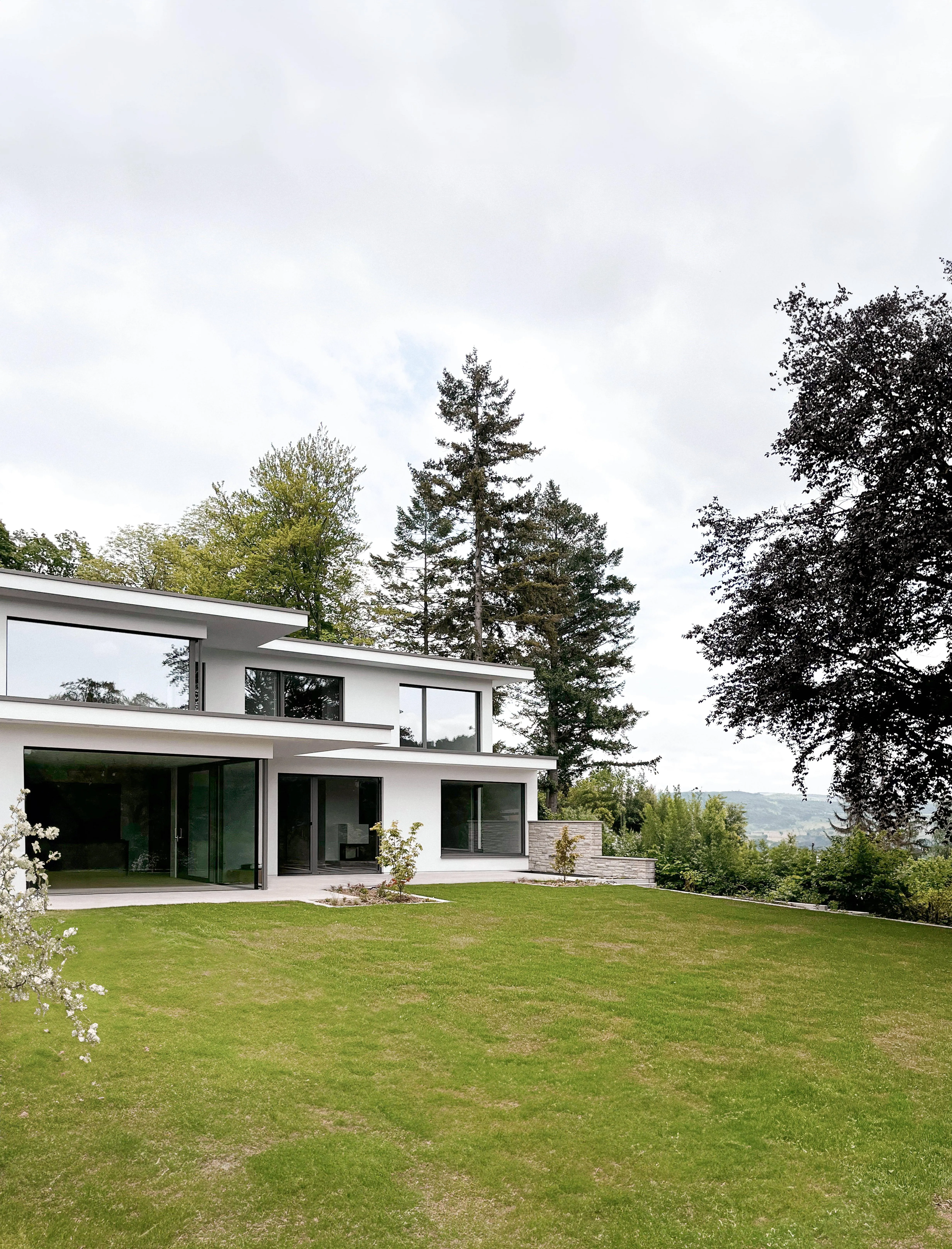 Neubau einer Villa auf einem Waldgrundstück mit Blick über Ostwestfalen