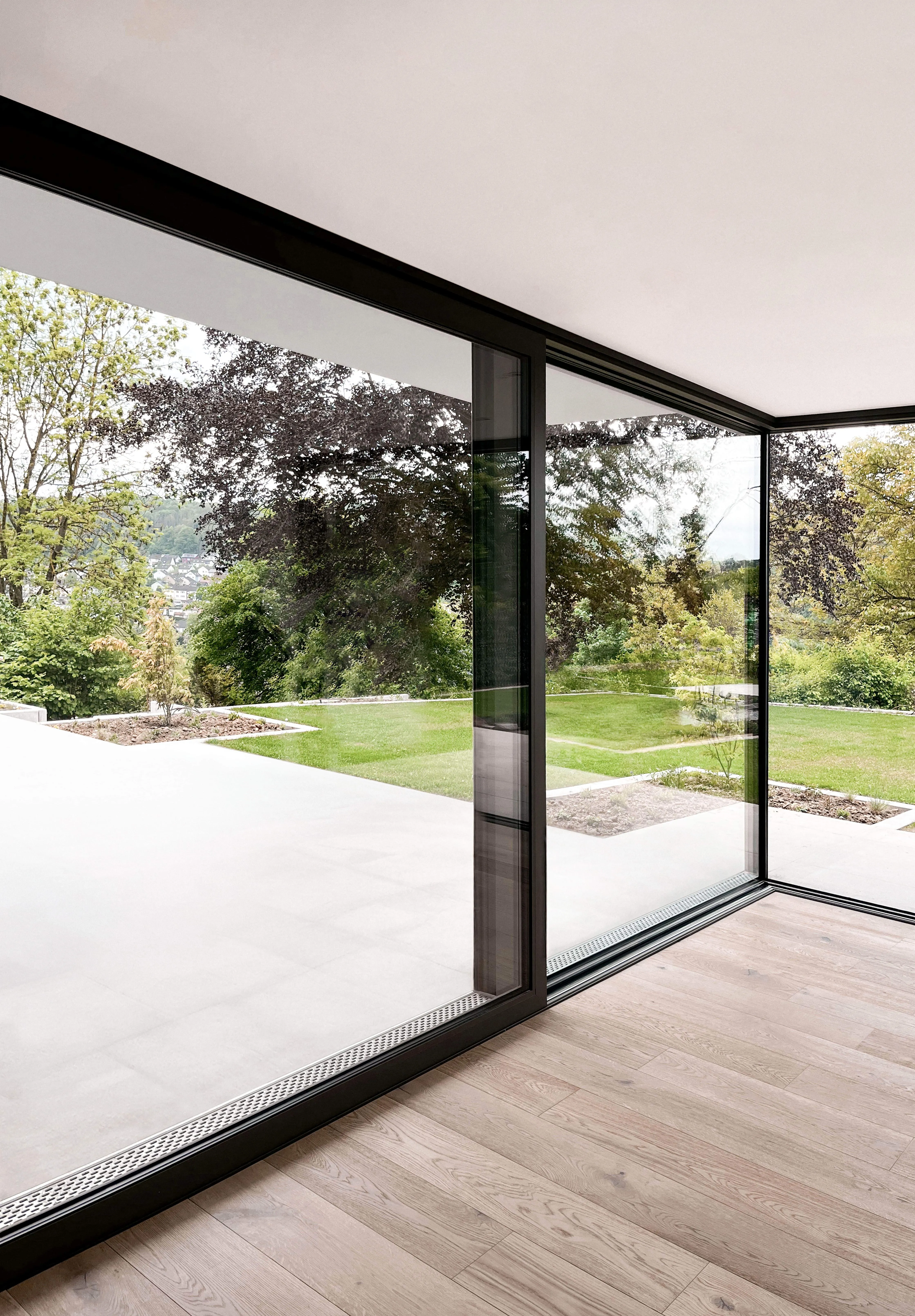 Neubau einer Villa auf einem Waldgrundstück mit Blick über Ostwestfalen
