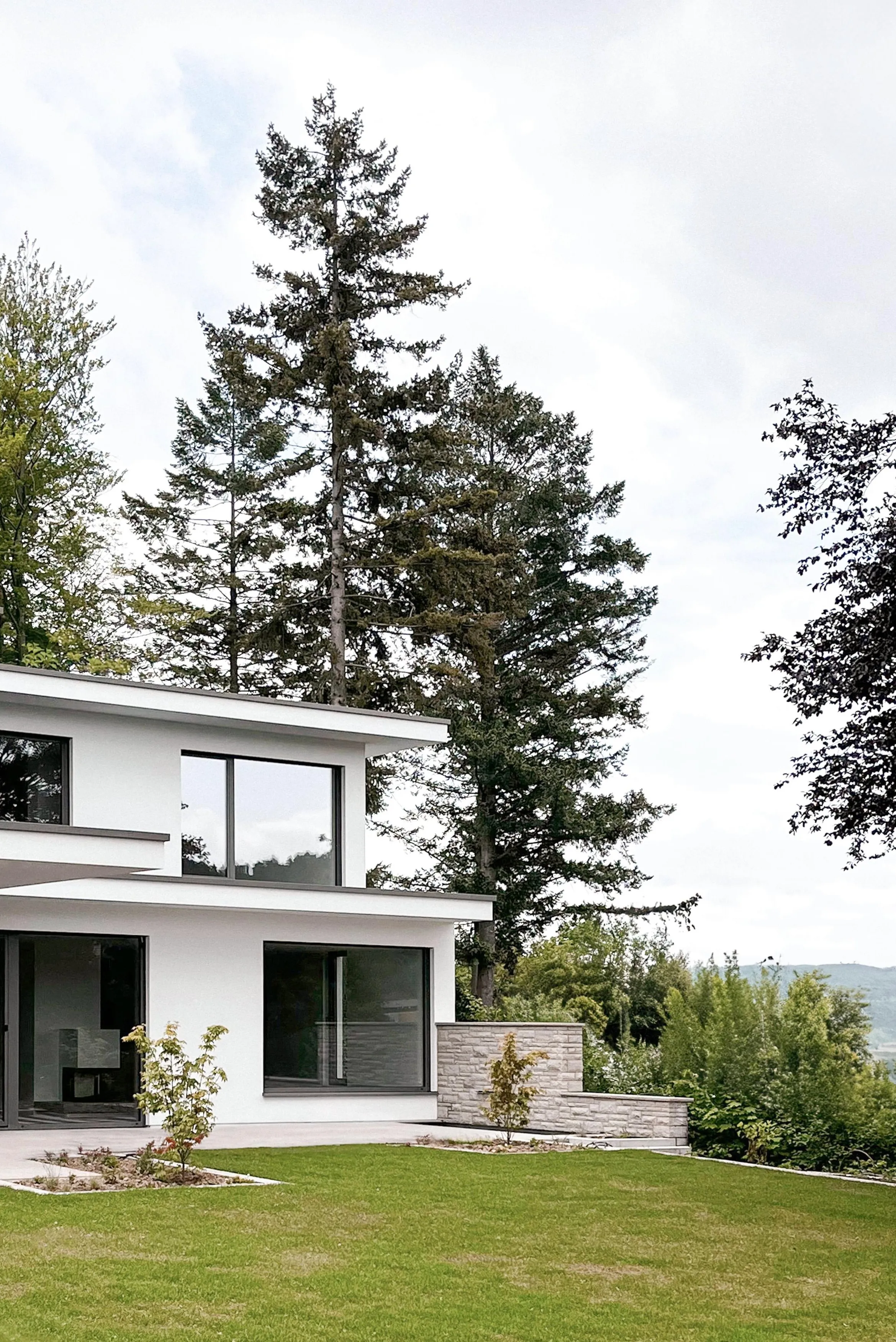 Neubau einer Villa auf einem Waldgrundstück mit Blick über Ostwestfalen
