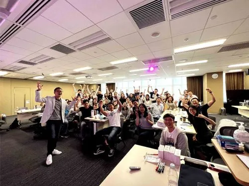 A wide-angle shot of a large group of workshop participants, all together for a group photo.