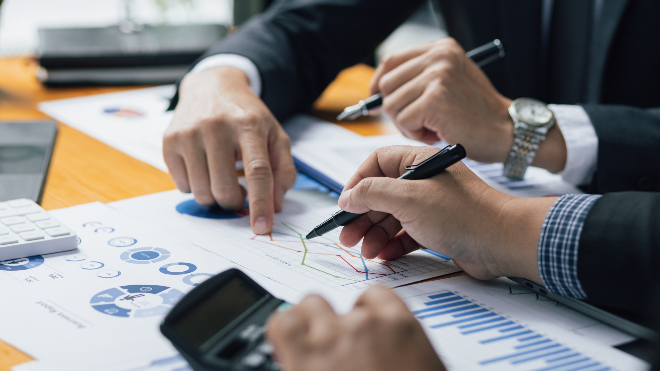 How US Citizens Living Abroad Can Invest: The Expat Investment Guide