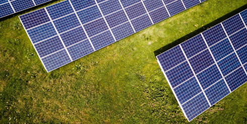 photo de 3 panneaux solaires dans un champ, ensoleillé
