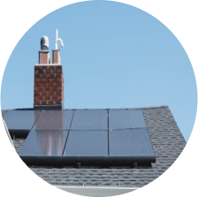 image circulaire d'un toit de maison équipé de panneaux solaires