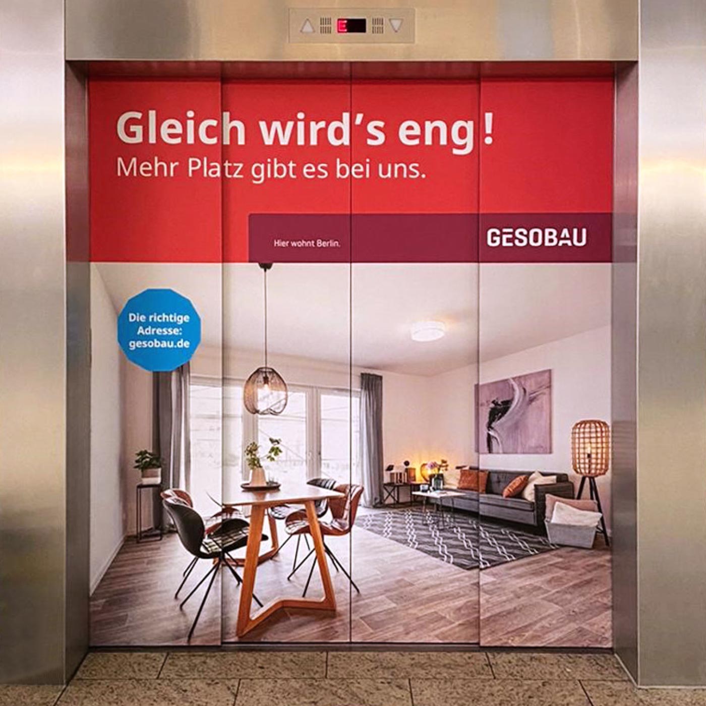 Foto einer Out-of-Home-Kommunikation: Fahrstuhltür im Berliner Einkaufszentrum EASTGATE